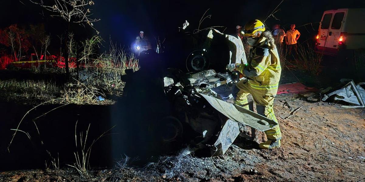 Carro ficou completamente amassado após colisão frontal com carreta no Triângulo Mineiro (Divulgação/ CBMMG)