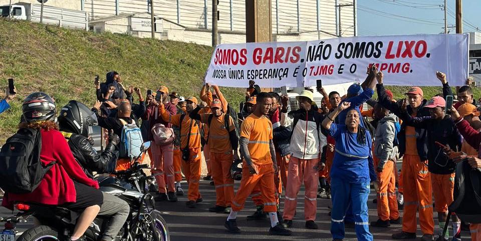 Trabalhadores levaram um grande cartaz com os dizeres: “Somos garis. Não somos lixo. Nossa única esperança é o TJMG e o MPMG" (Imagem cedida ao Hoje em Dia)