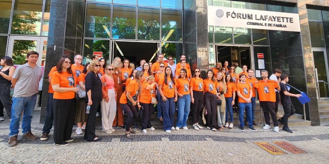 Familiares, amigos e apoiadores se reuniram em frente ao TJMG, no Barro Preto, cobrando a responsabilização do acusado pela morte de Carolina França (Maurício Vieira/Hoje em Dia)