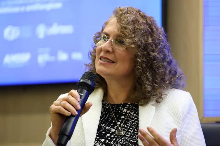 A infectologista e coordenadora do Comitê de Resistência Antimicrobiana da Sociedade Brasileira de Infectologia (SBI), Ana Gales (Rovena Rosa/Agência Brasil)