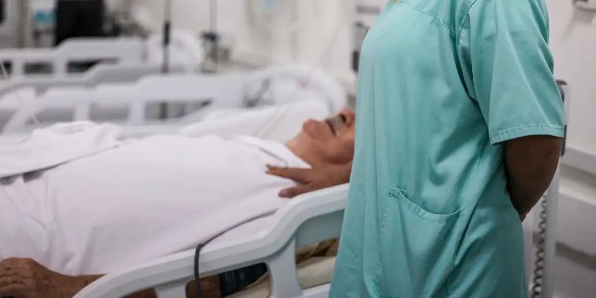 Entre os 104 hospitais públicos e privados onde a pesquisa foi feita, 87,7% ainda usam os antibióticos empiricamente, o que quer dizer que os médicos prescrevem as dosagens e medicamentos por tentativa e erro (Marcelo Camargo/Agência Brasil)