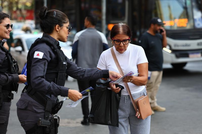 Distribuição de folhetos informa sobre canais de denúncia e reforça importância do combate à violência contra a mulher (Tiago Ciccarini / Sejusp-MG)
