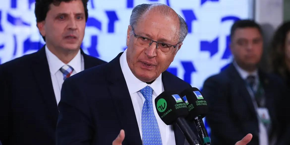 Alckmin pediu a Motta urgência na tramitação dos projetos, de forma a preservar os empregos e os produtos afetados pelas sanções determinadas pelo líder norte-americano Donald Trump, e que entraram em vigor há duas semanas (Lula Marques/Agência Brasil)