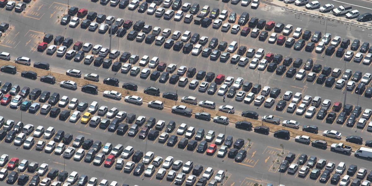 Veículos oficiais serão leiloados pelo Governo de Minas em 1º de setembro; entre os modelos, há Mercedes-Benz, Peugeot e Fiat Uno (Gil Leonardi / Imprensa MG)