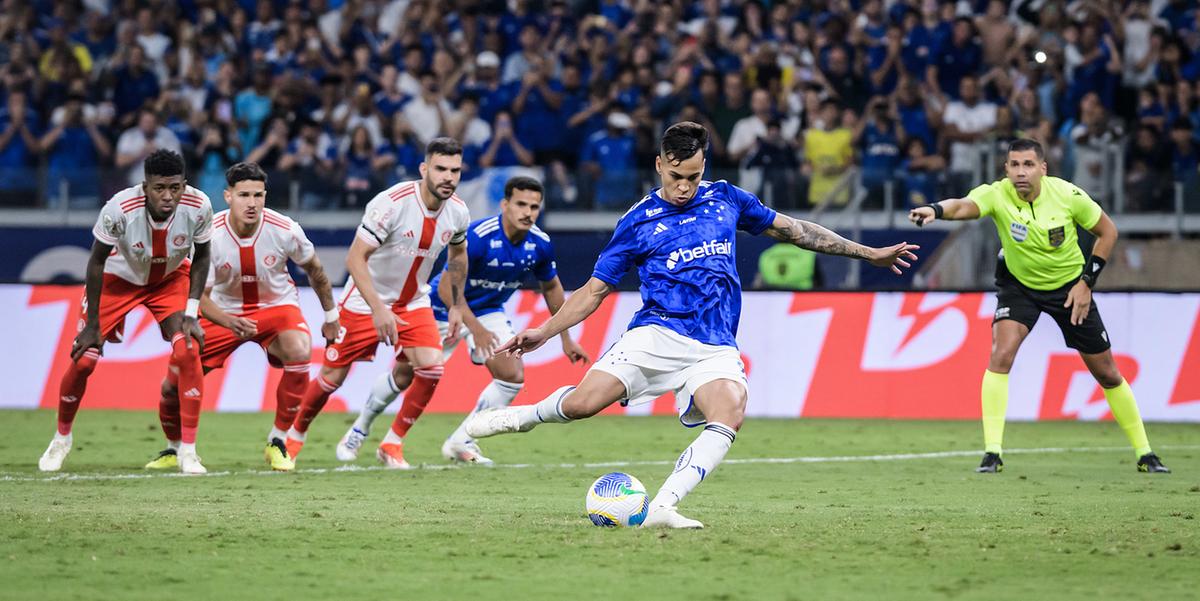 Última jogo entre Cruzeiro e Inter no Mineirão teve pênalti desperdiçado por Kaio Jorge (Gustavo Aleixo/Cruzeiro)