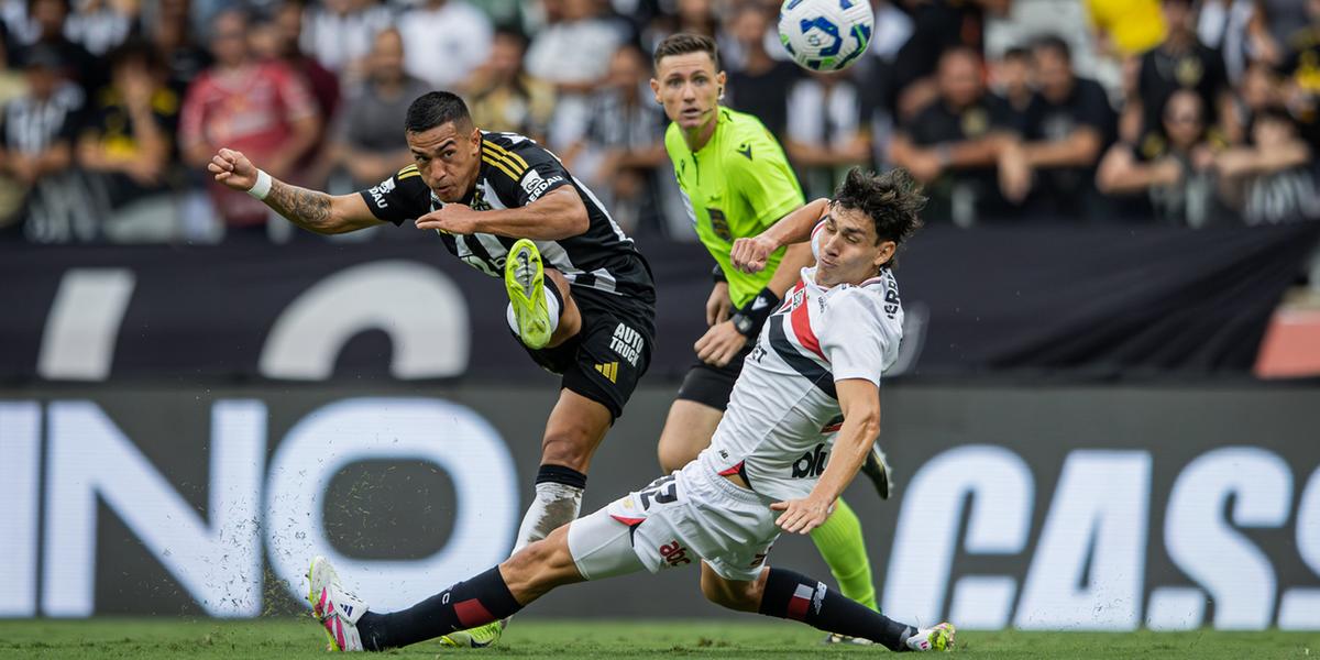 Cuello em ação contra o São Paulo no 1º turno (Foto: Pedro Souza / Atlético)