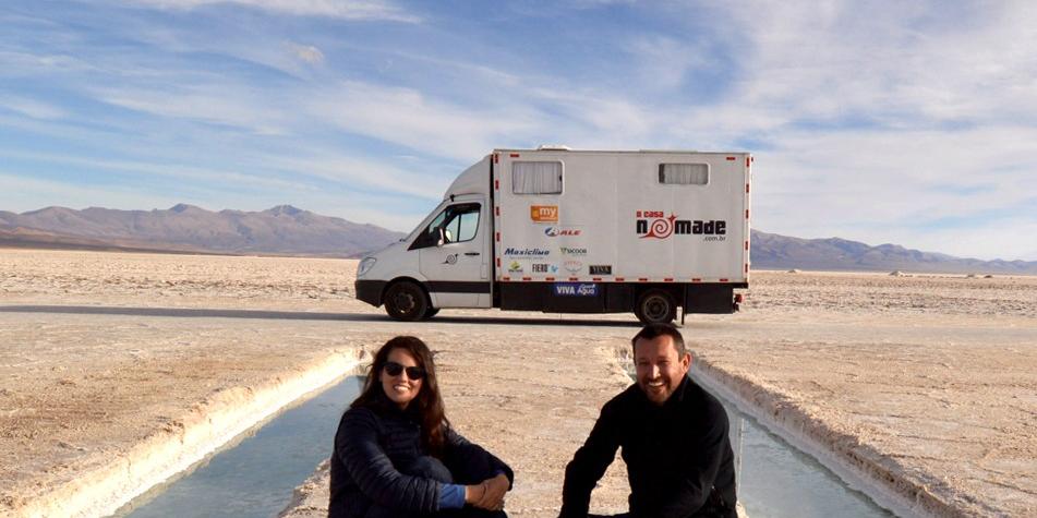 Glória Tupinambás e Renato Weil em frente ao motorhome da Casa Nômade, durante passagem por Salinas Grandes, na Argentina - símbolo da jornada de 10 anos pelas estradas do mundo (Acervo Pessoal/ A Casa Nômade)
