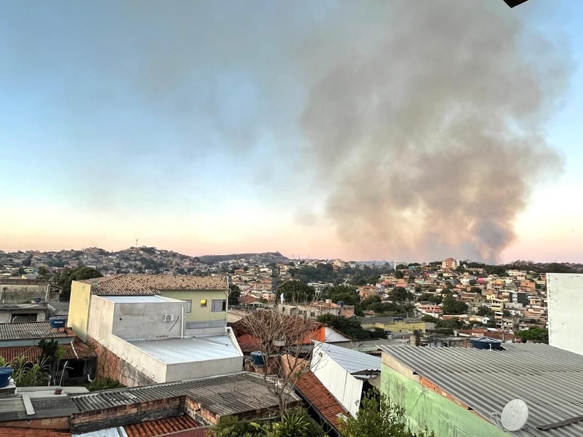 Fumaça de grande proporção foi vista do bairro Maria Helena, na tarde de domingo (24) (Valéria Marques/ Hoje em Dia)