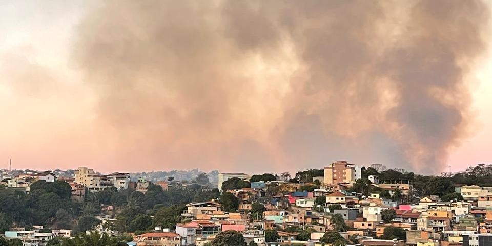 Chamas foram vistas de diversas regiões de Belo Horizonte (Valéria Marques/ Hoje em Dia)