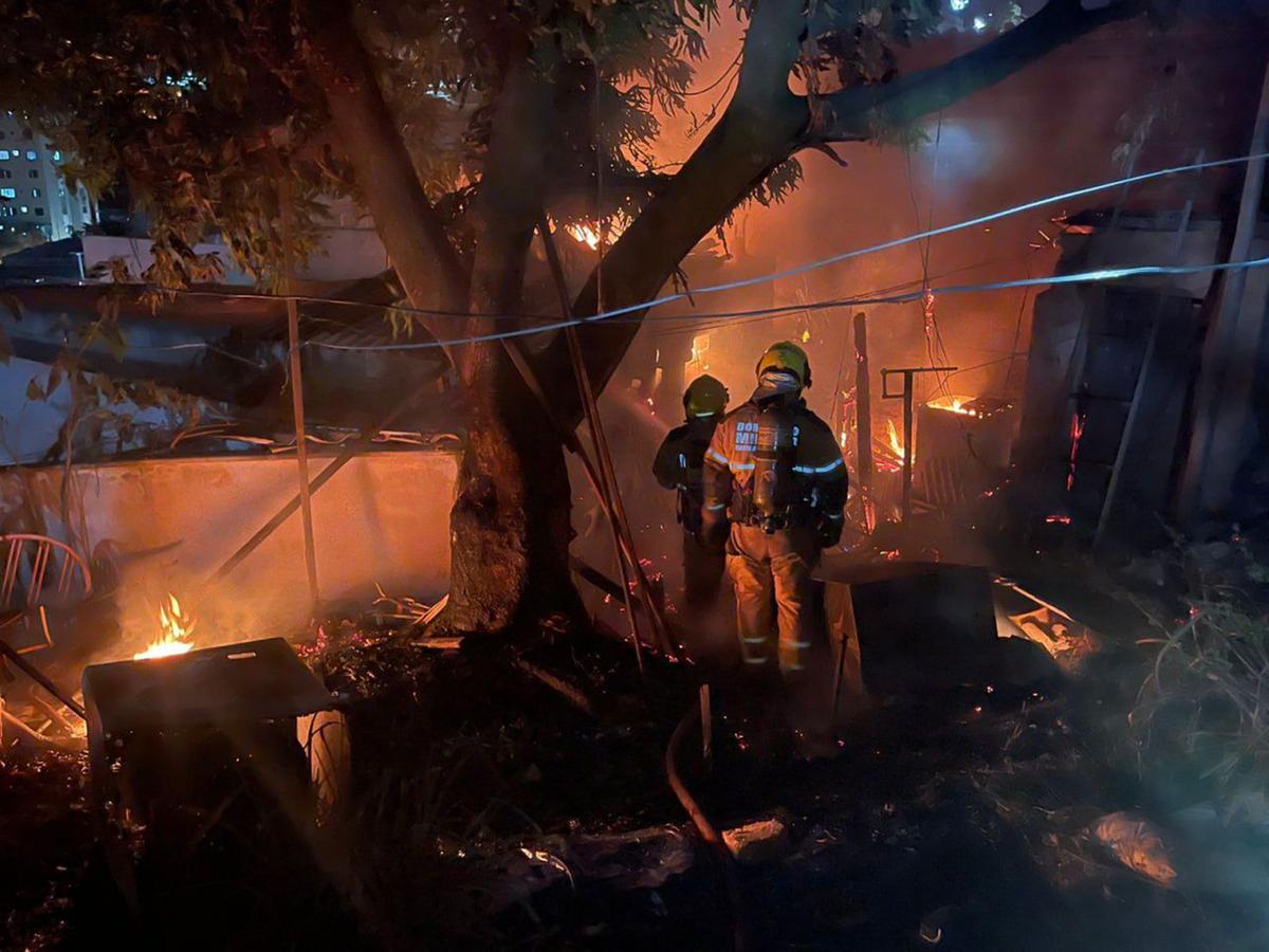 Incêndio destruiu imóvel em Sabará, na Grande BH (Divulgação/ CBMMG)