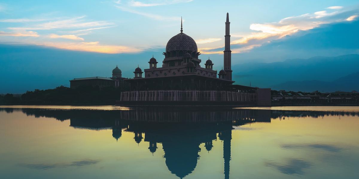 A diversidade cultural do país está presente na arquitetura, nas tradições e nas pessoas. É comum uma mesquita dividir o quarteirão com um templo hindu, um pagode budista e uma igreja cristã — tudo em perfeita harmonia (Divulgação/Tourism Malaysia)