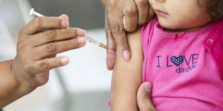 Esquema vacinal primário da Pfizer para crianças que ainda não receberam nenhuma dose é composto por três aplicações, com intervalo de quatro semanas entre a primeira e segunda dose e de oito semanas entre a segunda e a terceira (Divulgação/PBH)