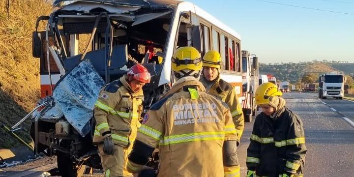 Batida entre micro-ônibus e carreta deixa feridos na BR-040 (Divulgação / Corpo de Bombeiros)