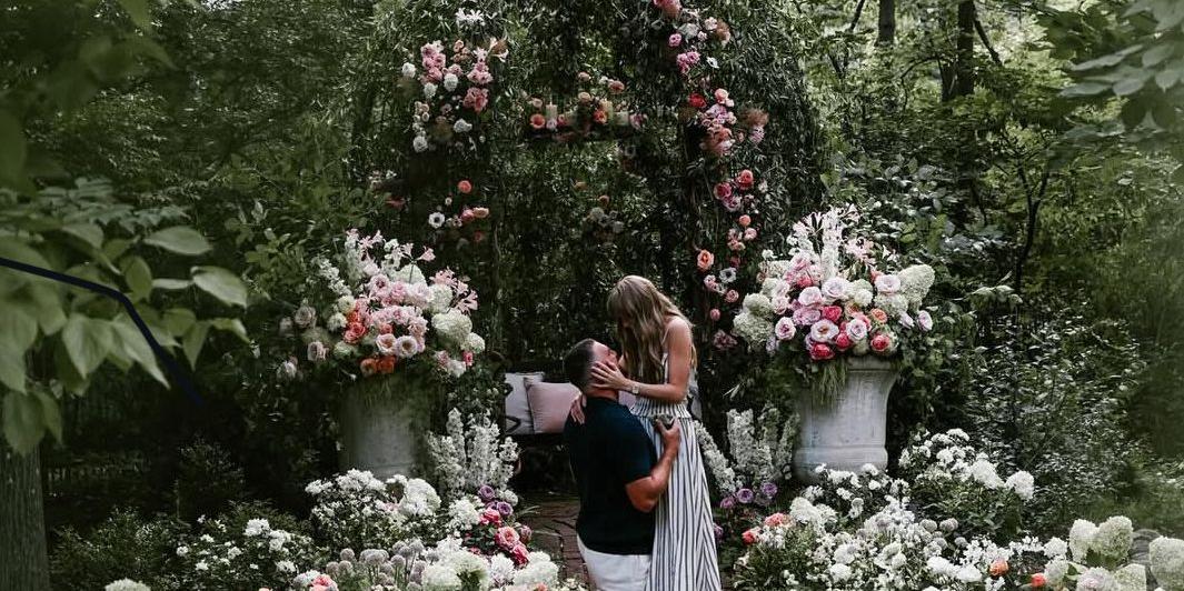 Taylor Swift e Travis Kelce anunciam noivado nas redes sociais; anel de diamante de 8 quilates foi desenhado sob medida pelo jogador (Divulgação/Instagram)
