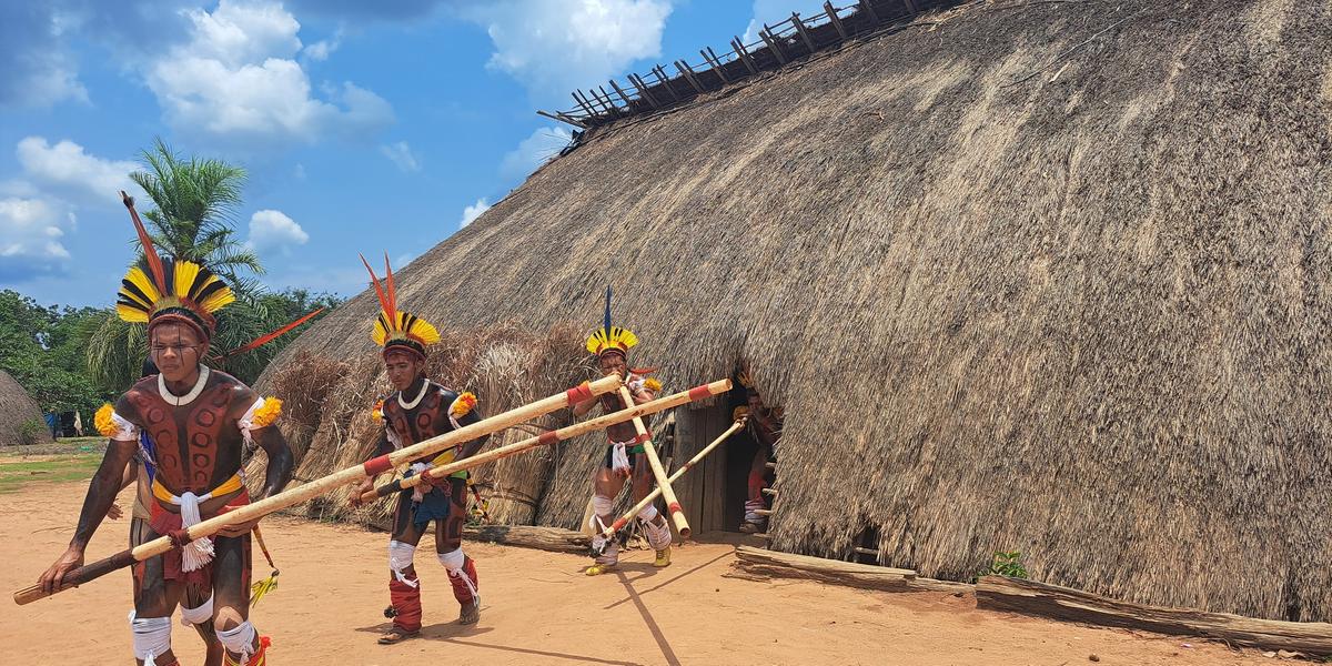 Pintura corporal, apresentação de Dança Taquara, uma manifestação cultural tradicional do povo Kuikuro, e a cerimônia de visita às casas da aldeia serão algumas das atividades propostas (Divulgação)