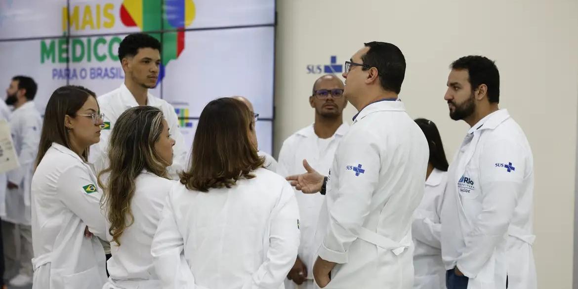 Novos médicos do Programa Mais Médicos durante visita no Super Centro Carioca de Saúde, em Benfica (Fernando Frazão/Agência Brasil)