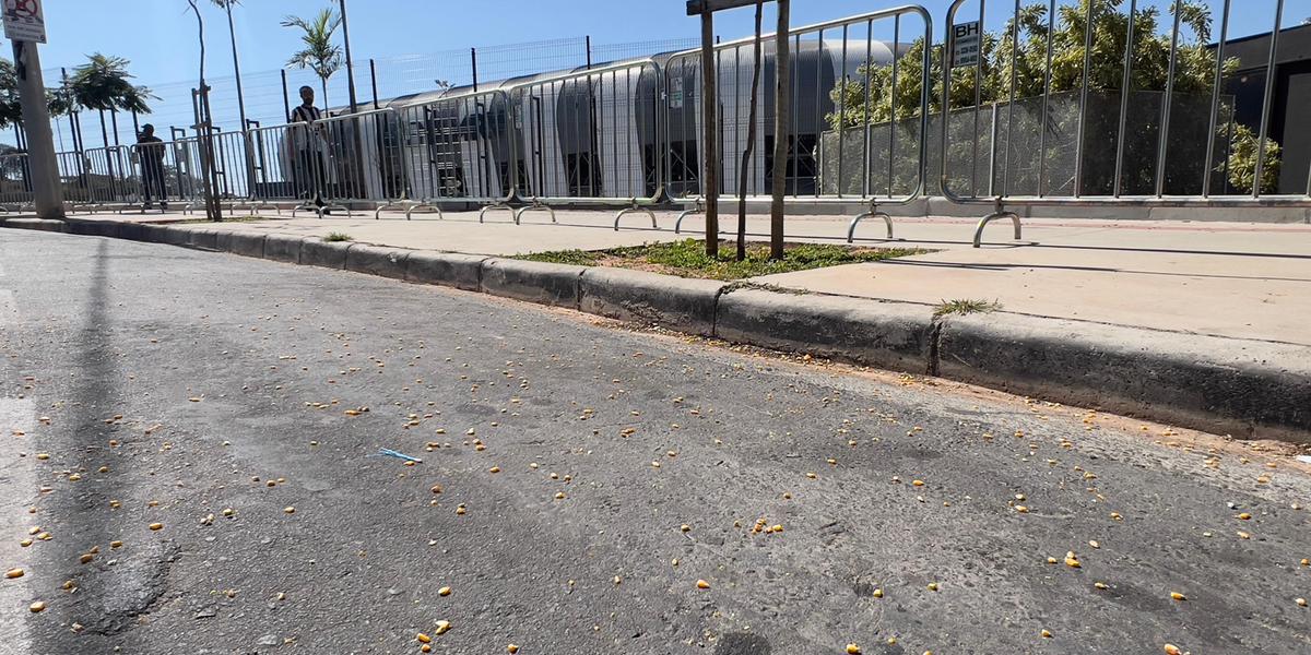 Cruzeirenses jogaram milho nos arredores da Arena MRV antes do clássico pela Copa do Brasil (Reprodução/ Redes Sociais)