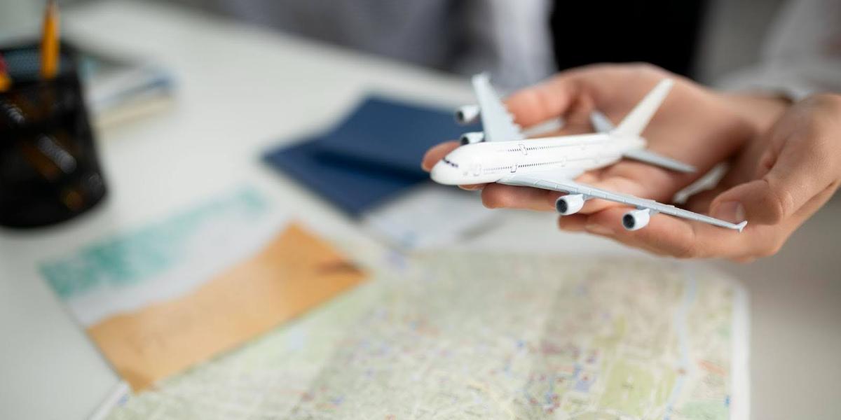 Praia, campo ou cidade: pesquisa mostra que as escolhas dos destinos de viagem variam conforme a idade, desde influências digitais até recomendações de familiares (Freepik)