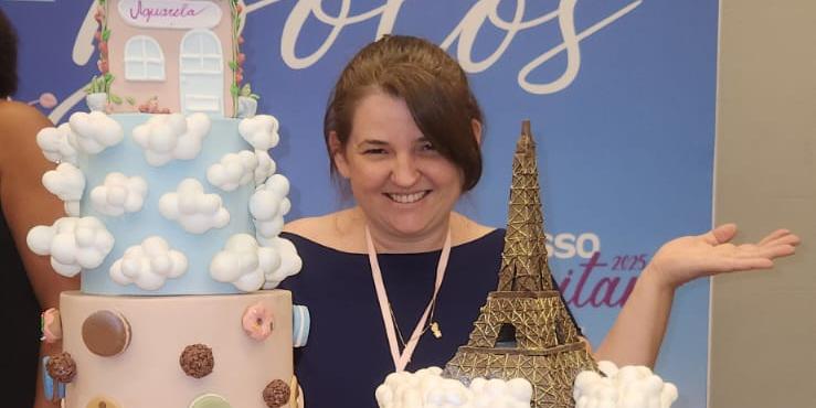 Tânia Marília de Souza Pereira, 39 anos, estudante de Gastronomia da Promove, com o bolo vencedor do Concurso de Bolos do Congresso Confeitar Minas, realizado na terça-feira, em Belo Horizonte. A criação representou a trajetória e os sonhos da confeiteira (Arquivo pessoal)