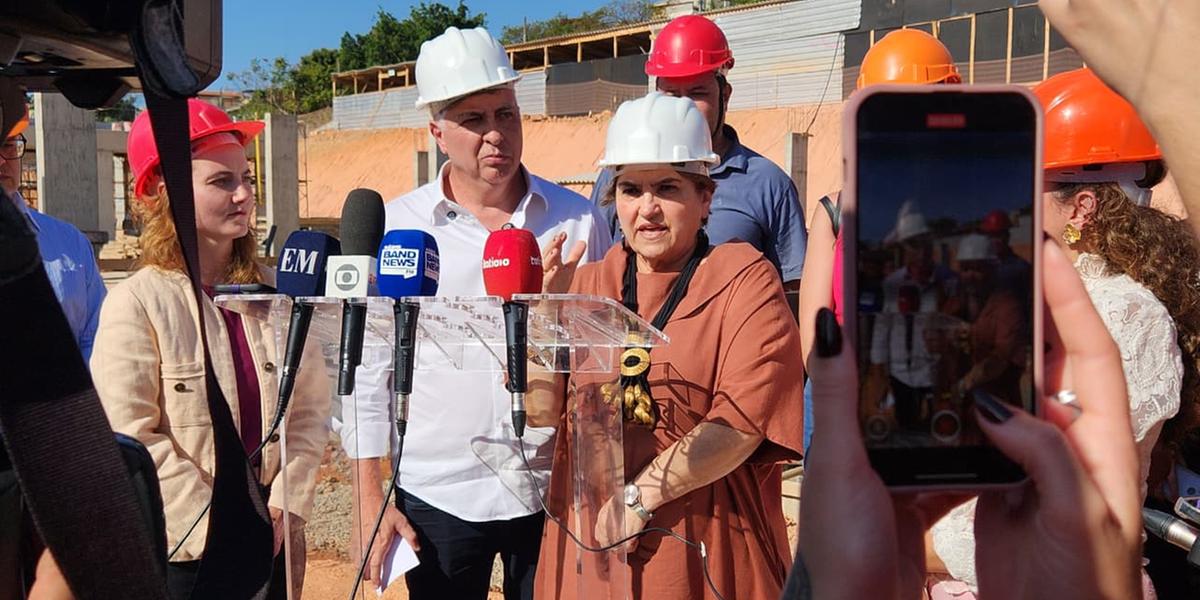 Ministra Márcia Lopes e o prefeito Álvaro Damião (União Brasil) em visita às obras da Casa da Mulher Brasileira nesta quarta-feira, no bairro União (Maurício Vieira/Hoje em Dia)