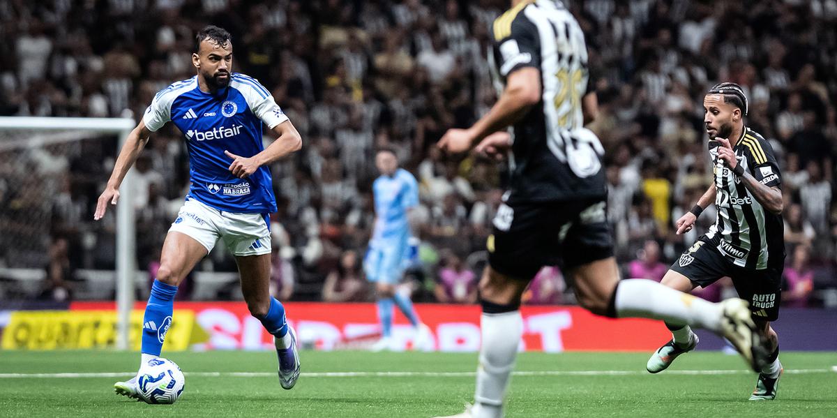 Zagueiro marcou um golaço no início do segundo tempo (Foto: Gustavo Aleixo/Cruzeiro)
