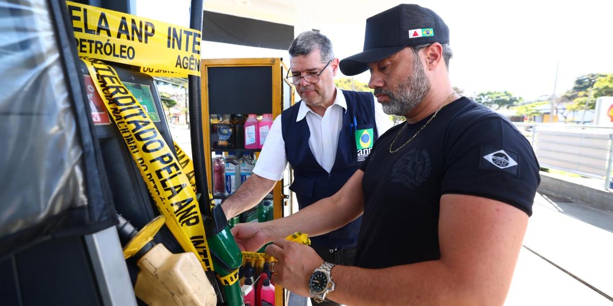 Fiscalização em posto de combustíveis durante a Operação Apate, que interditou bombas e identificou irregularidades em Minas (Tiago Ciccarini / Sejusp)