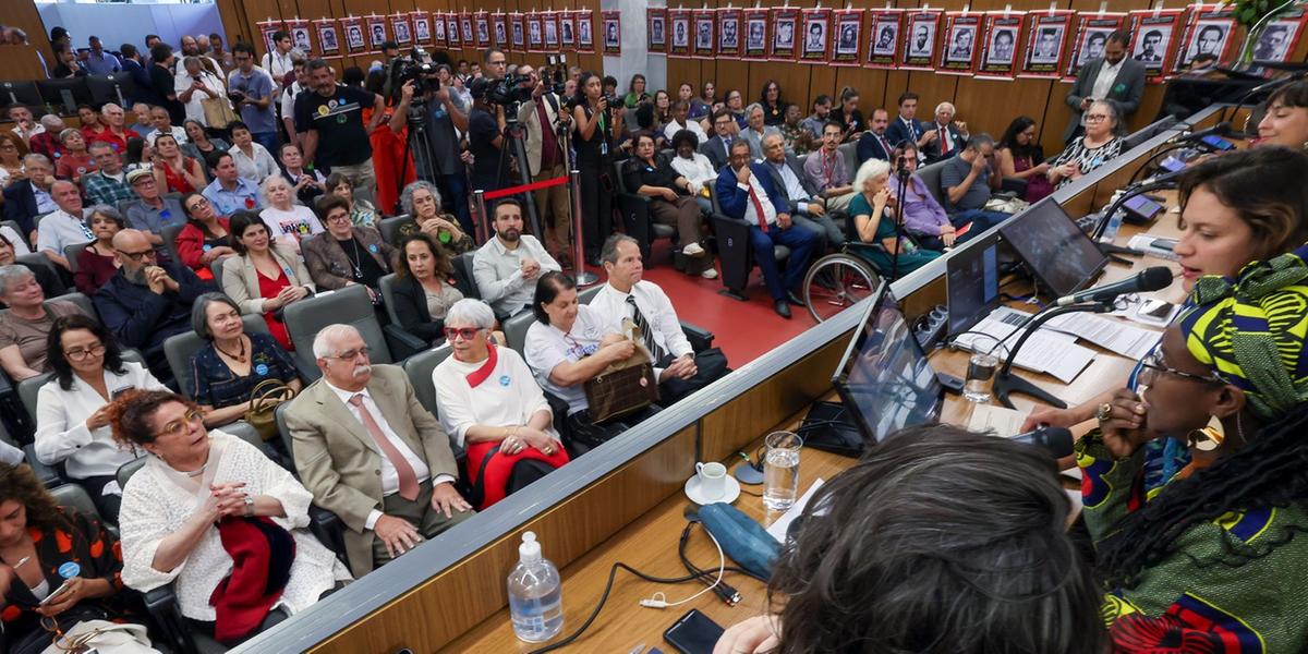 Esta é a primeira entrega conjunta das novas certidões no Brasil (Willian Dias/ALMG)