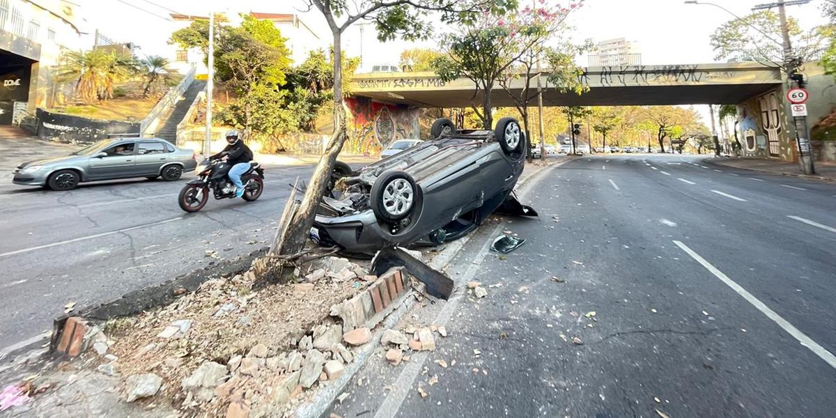 Carro capotou no canteiro central da avenida Presidente Carlos Luz, em BH (Valéria Marques/ Hoje em Dia)