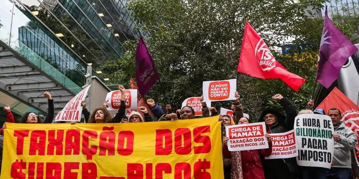 Segundo estudo, no Brasil 1% das pessoas mais ricas do país e que têm renda anual superior a R$ 5,5 milhões concentra 27,4% da renda nacional total (Frente Povo Sem Medo)