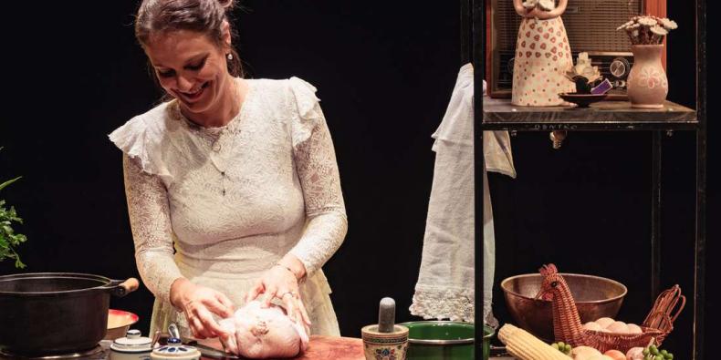 Durante o espetáculo, a personagem Maroca prepara uma galinhada, que é oferecida ao público no final da apresentação (Divulgação)