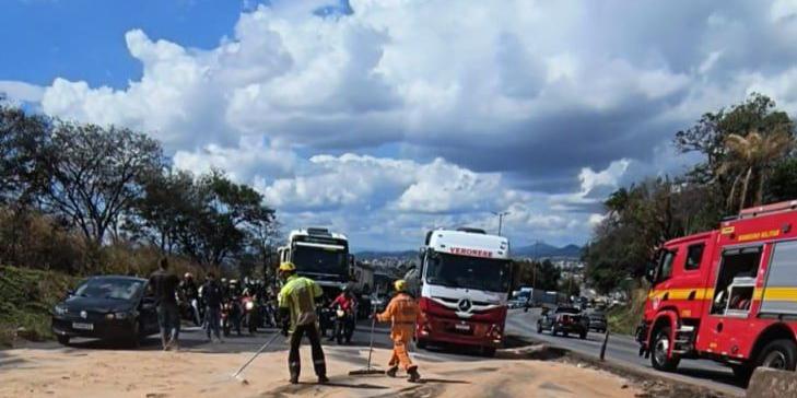Bombeiros aplicaram serragem sobre o vazamento de óleo no Anel Rodoviário, em BH (Divulgação/ CBMMG)