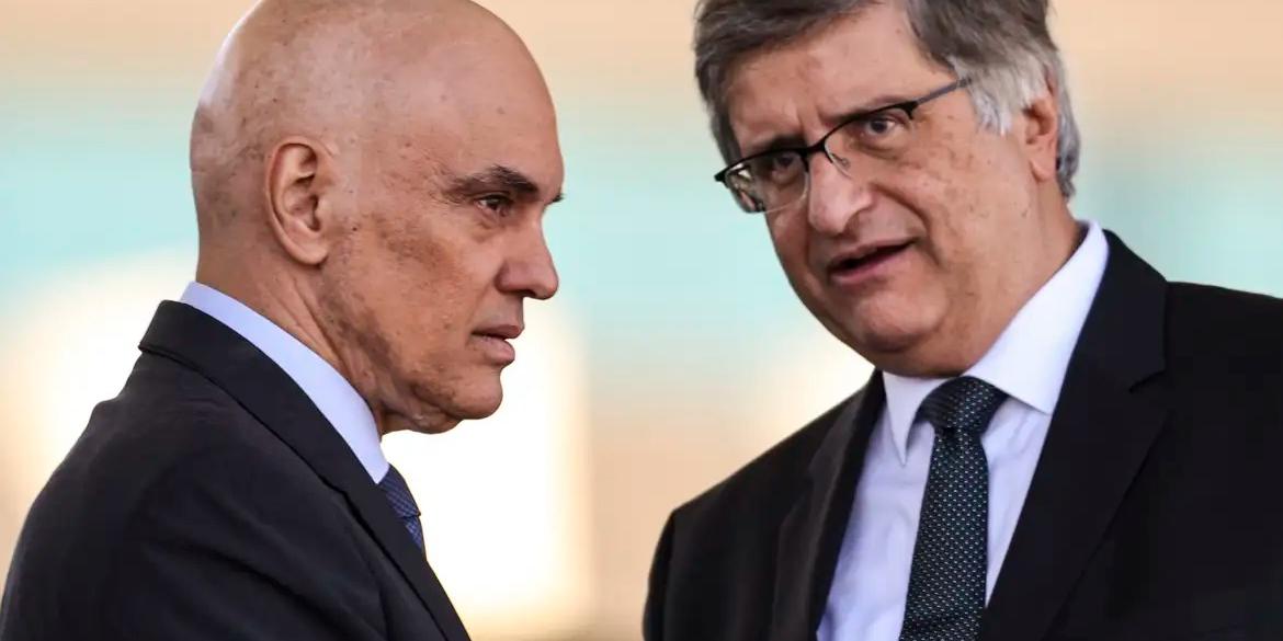 Os oito réus foram acusados por cinco crimes: liderar ou integrar organização criminosa armada; atentar violentamente contra o Estado Democrático de Direito; golpe de Estado; dano qualificado por violência e grave ameaça e deterioração de patrimônio tombado da União (Marcelo Camargo/Agência Brasil)
