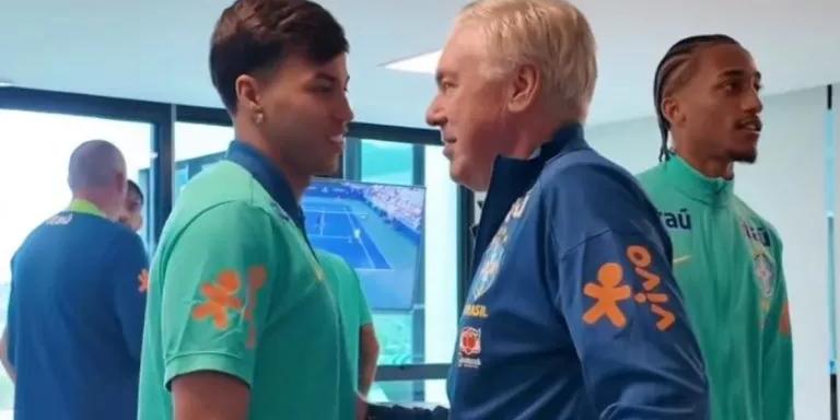 Camisa 19 da Raposa e aartilheiro do Campeonato Brasileiro se apresentou e levou um papo com Ancelotti (Reprodução: CBF TV)