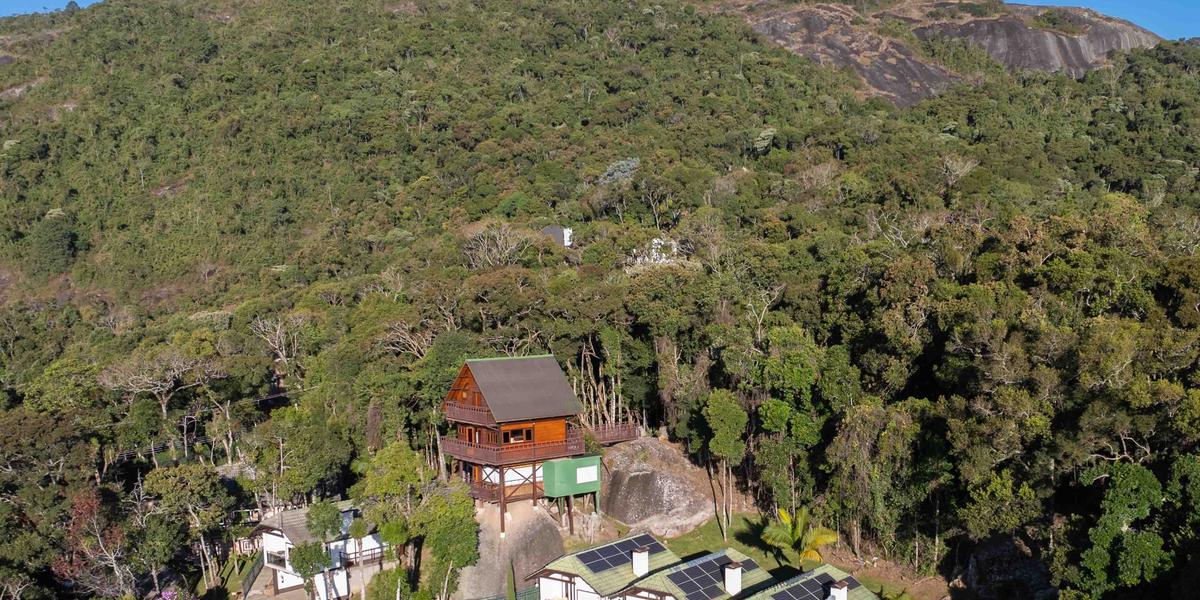 Pousada Pedras e Sonhos oferece suítes amplas com lareira, banheira de hidromassagem, ar-condicionado quente e frio e varanda com vista para as montanhas (Marcio Masulino)