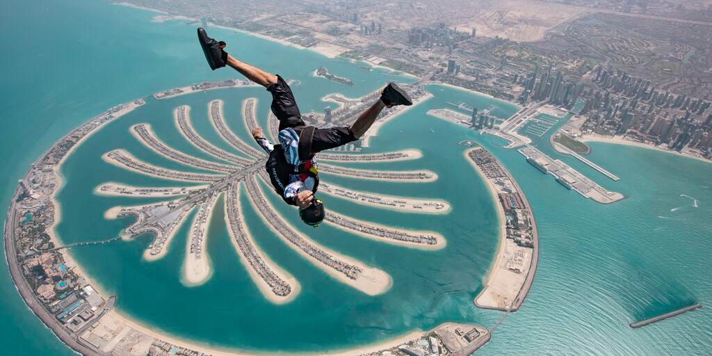 Dubai reúne atrações de aventura como paraquedismo na Palm Jumeirah, tirolesa urbana na Marina e mergulho no Deep Dive, a piscina mais profunda do mundo (Divulgação)