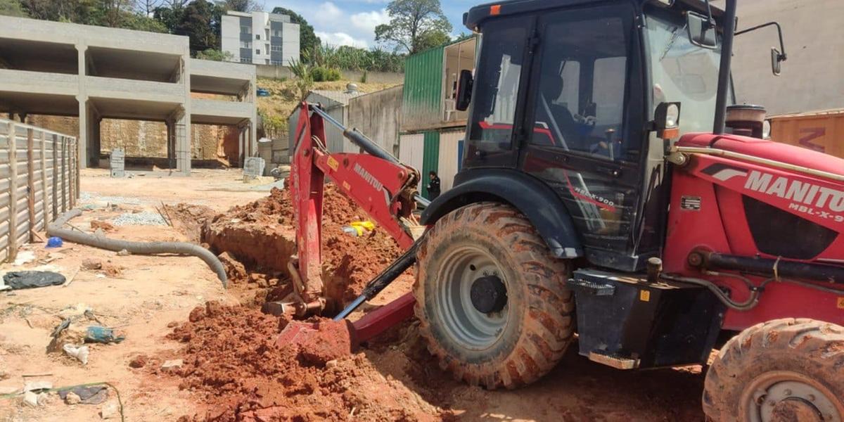 Trabalhador de 60 anos morreu soterrado durante obra de supermercado em Betim; outro operário foi socorrido pelo SAMU (Divulgação/CBMMG)