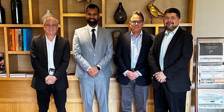Da esquerda pra direita: Jair Palma (Diretor Institucional), Sanchin Jain (Vice President Strategy & New business development TKIL Industries Pvt. Ltd.), Claudio Semprine (Diretor Executivo), Caio David (Diretor de Novos Negócios) (Divulgação)