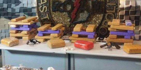 Foram apreendidos maconha, cocaína, crack, haxixe, armas de fogo e balanças de precisão (PMMG/Divulgação)