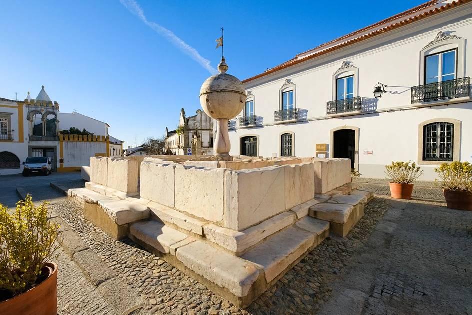 Quartos elegantes e restaurante dedicado à cozinha alentejana fazem o MouraSuites Hotel uma ótima escolha para hospedagem em Évora (Divulgação)