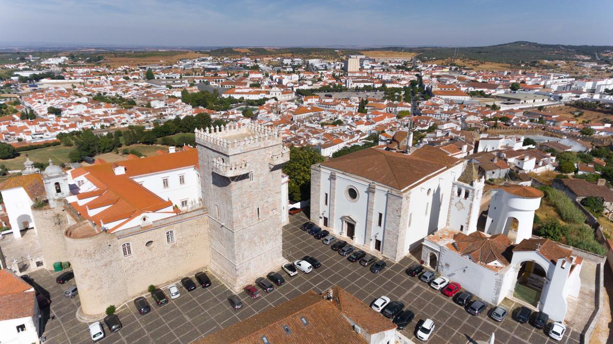 Construção do século 13 abriga o luxuoso hotel Pousada Castelo de Estremoz com vista para a Torre de Menagem (Turismo do Alentejo)