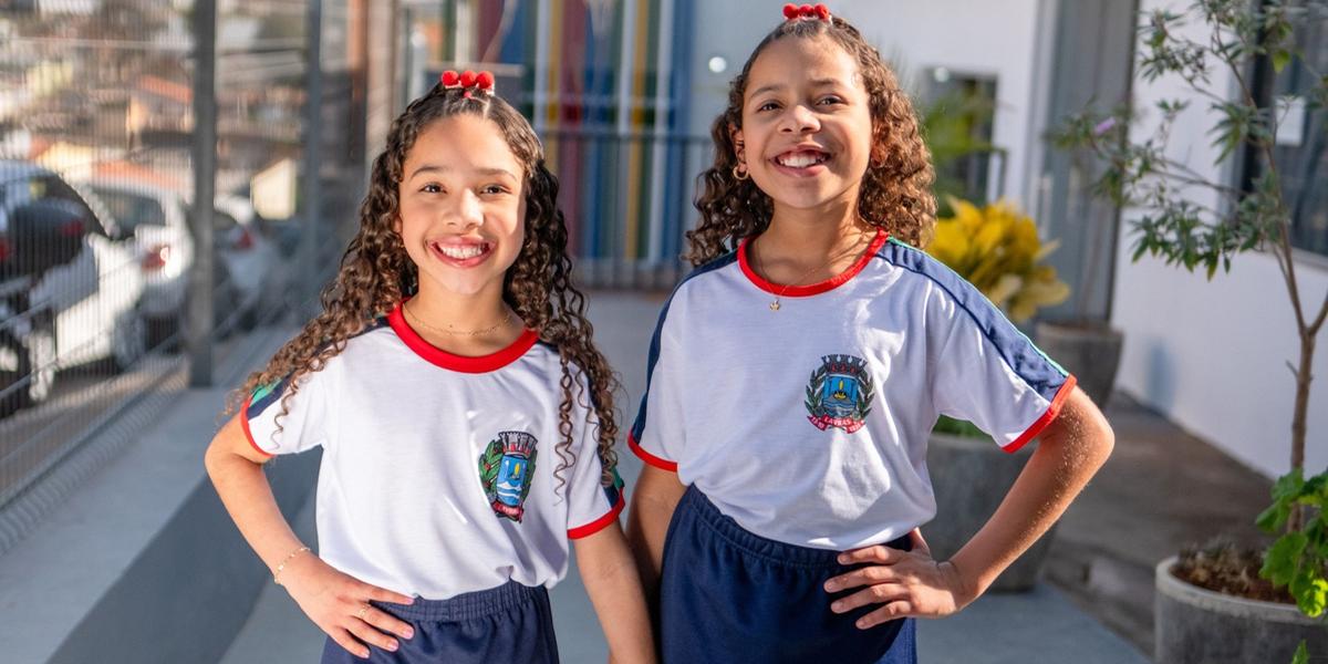 Mais de 36 mil peças de uniformes foram distribuídas, incluindo agasalhos, camisas, calças e bermudas, garantindo materiais de qualidade para todos os estudantes (Divulgação)
