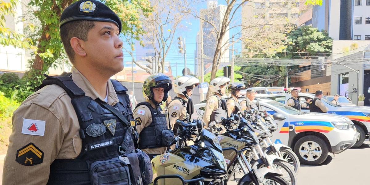 Praça Marília de Dirceu foi palco do lançamento da operação nesta quarta-feira (3); Cavaleiros de Aço reforça policiamento com cavalaria no bairro de Lourdes, em BH (Divulgação/PMMG)