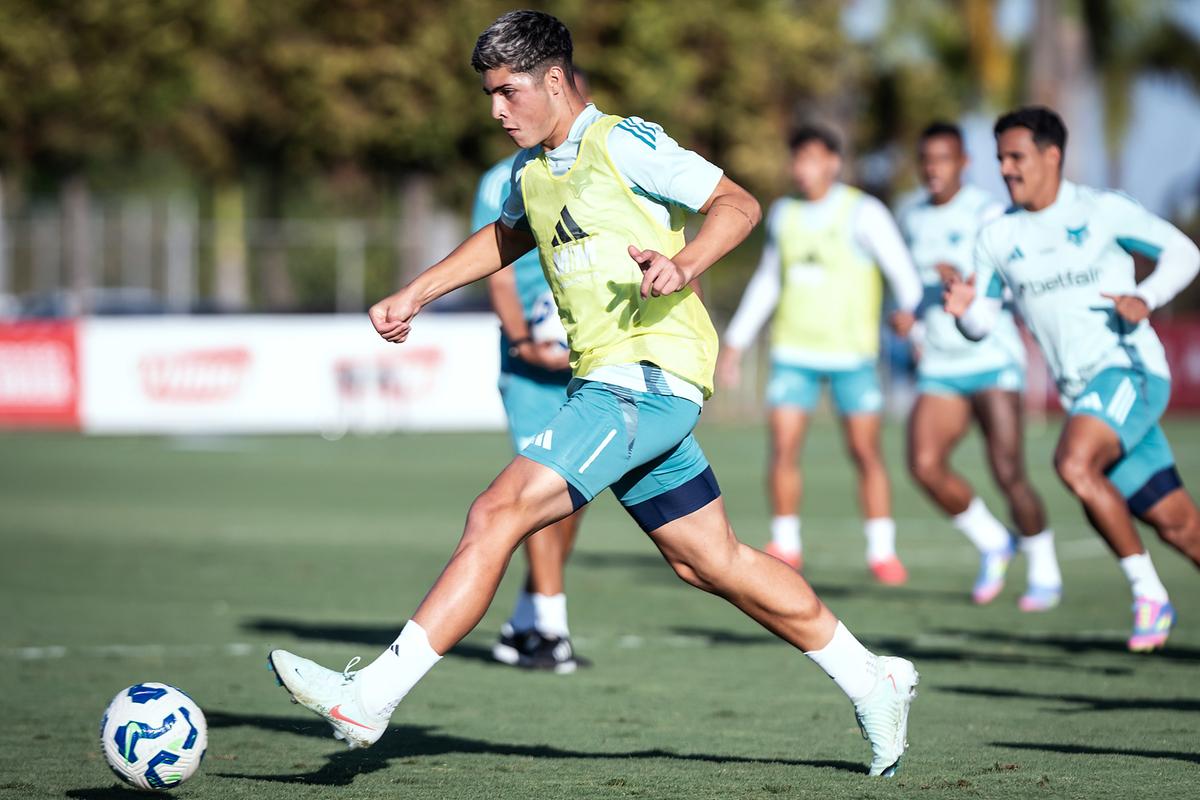 Baptistella treinou junto com os profissionais (Foto: Gustavo Aleixo/Cruzeiro)
