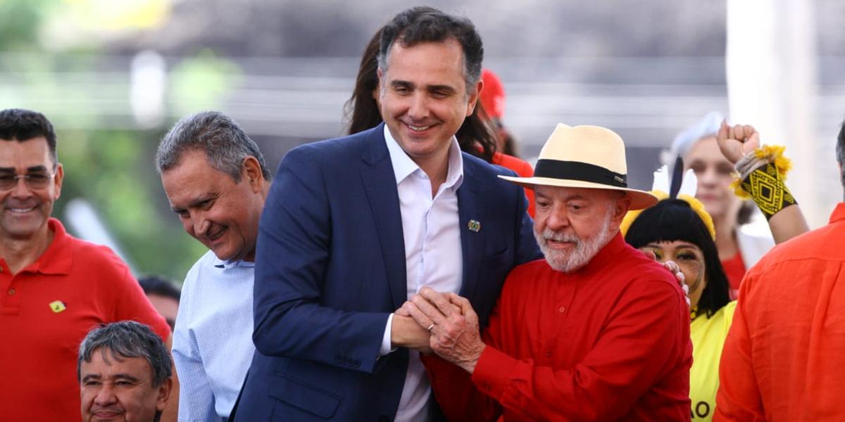 Rodrigo Pacheco e Lula durante lançamento do programa "Gás do Povo" no Aglomerado da Serra, em BH (Maurício Vieira/Hoje em Dia)