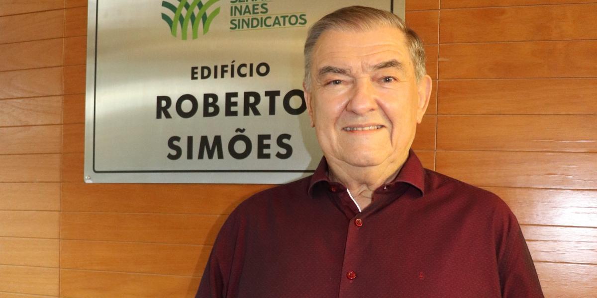 Natural de Paraopeba, na região Central de Minas Gerais, Roberto Simões formou-se em 1965 em Engenharia Agronômica pela Universidade Federal de Viçosa, onde concluiu em 1970 o mestrado em Economia Rural. Tem 15 trabalhos técnico científicos publicados sobre temas do setor agropecuário (Faemg/Divulgação)