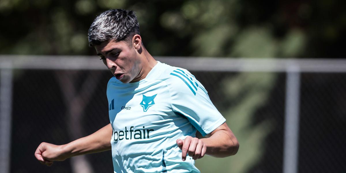 Jovem da base celeste seguiu entre os profissionais e pode ser mais uma opção para o técnico Leonardo Jardim (Foto: Gustavo Aleixo/Cruzeiro)