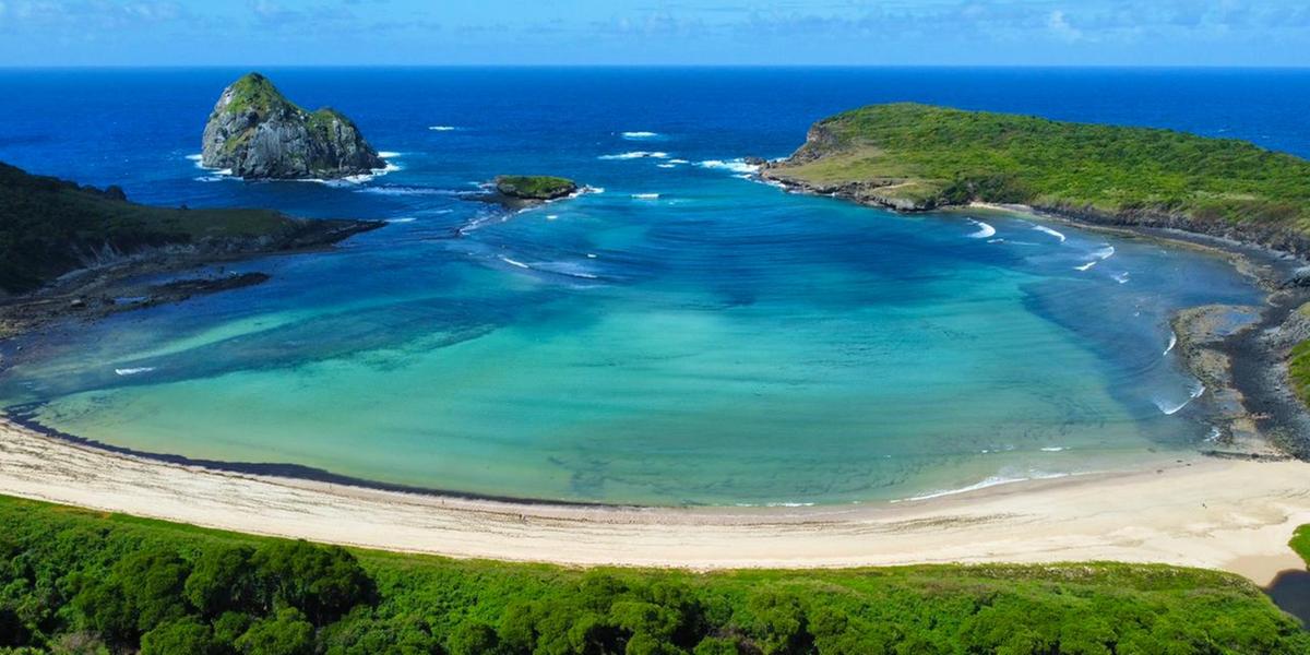 Fernando de Noronha registrou aumento no fluxo turístico e maior taxa de ocupação hoteleira no primeiro semestre de 2025, consolidando-se como um dos destinos mais desejados do Brasil (Divulgação/Visite Noronha)