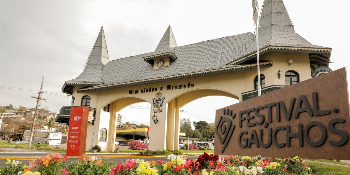 Ruas de Gramado já estão decoradas para receber o Festival Gaúchos, que celebra tradições e atrai turistas em setembro (Cleiton Thiele/SerraPress)