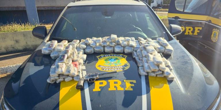 Motorista que transportava a droga de Paranhos (MS) para BH foi preso em flagrante (PRF/Divulgação)