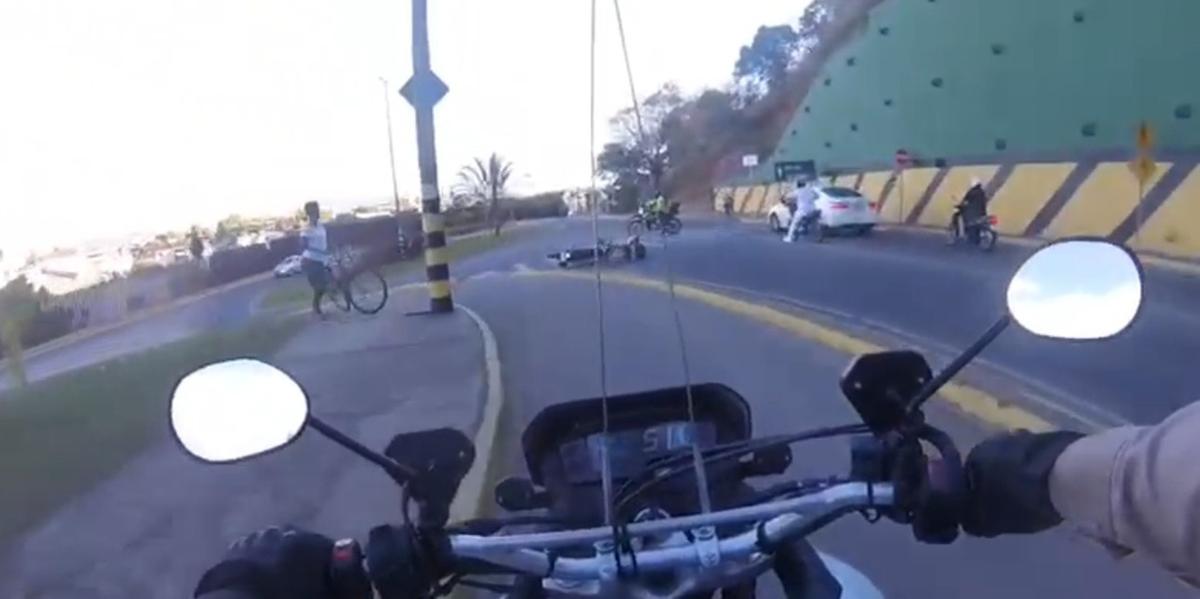 Motociclista caiu ao tentar passar por um canteiro que dividia a pista em Governador Valadares (Divulgação/ PM)